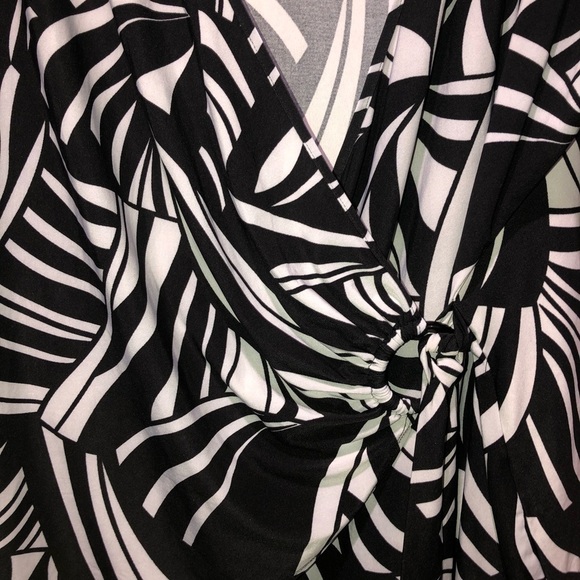 Cato size 26/28W Cross-Front Pullover Top Black & White - Picture 10 of 10